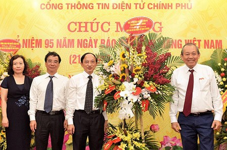 Phó Thủ tướng Thường trực Trương Hòa Bình thăm, chúc mừng Cổng TTĐT Chính phủ, Báo điện tử Chính phủ - ảnh 3