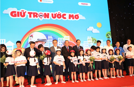 Phó Thủ tướng Thường trực trao tặng mũ bảo hiểm cho học sinh lớp 1 - ảnh 2
