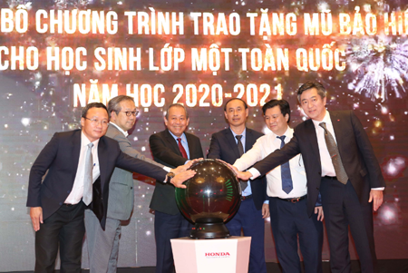 Phó Thủ tướng Thường trực trao tặng mũ bảo hiểm cho học sinh lớp 1 - ảnh 1