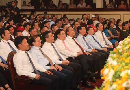 Phó Thủ tướng Thường trực dự Chương trình nghệ thuật “Màu hoa đỏ” - ảnh 1