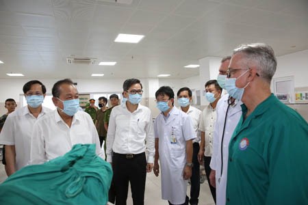Phó Thủ tướng Thường trực thăm nạn nhân vụ TNGT đặc biệt nghiêm trọng tại Quảng Bình - ảnh 1