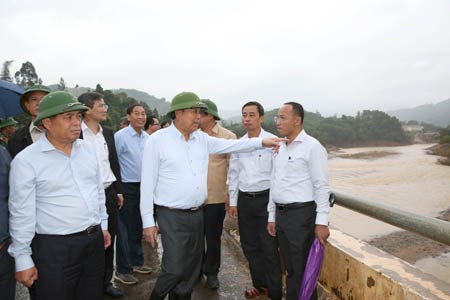 Phó Thủ tướng Thường trực động viên nhân dân, chỉ đạo cứu trợ lũ lụt tại Quảng Nam - ảnh 1