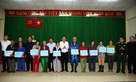 Phó Thủ tướng Thường trực kiểm tra khắc phục mưa lũ và thăm hỏi nhân dân Quảng Trị - ảnh 2