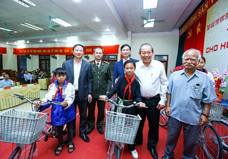 Phó Thủ tướng Thường trực thăm, tặng quà học sinh nghèo tỉnh Tuyên Quang - ảnh 1