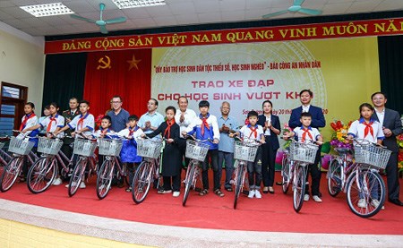 Phó Thủ tướng Thường trực thăm, tặng quà học sinh nghèo tỉnh Tuyên Quang - ảnh 2