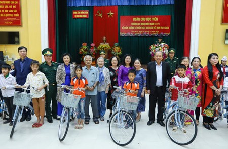 Phó Thủ tướng Thường trực thăm, tặng quà cho học sinh nghèo tại Vĩnh Phúc - ảnh 3