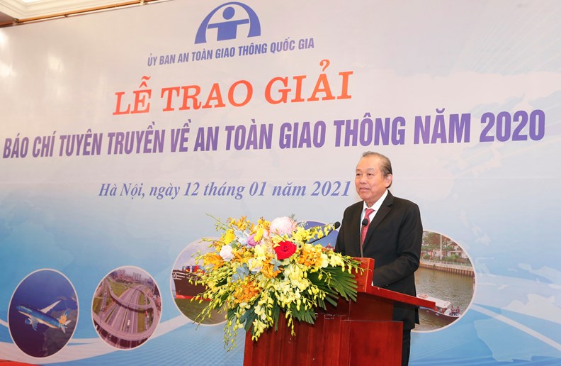 Phó Thủ tướng Thường trực trao Giải thưởng báo chí tuyên truyền về ATGT - ảnh 1
