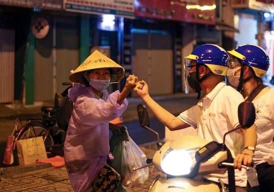 Cuộc chiến chống lại dịch Covid - 19 tại Thành phố Hồ Chí Minh rất cam go nhưng cũng cho thấy sự chung tay, đoàn kết của người dân, doanh nghiệp, các tổ chức xã hội và chính quyền Thành phố. Trong khó khăn, càng sáng lên những nghĩa cử cao đẹp và tình người.  Ảnh: VGP