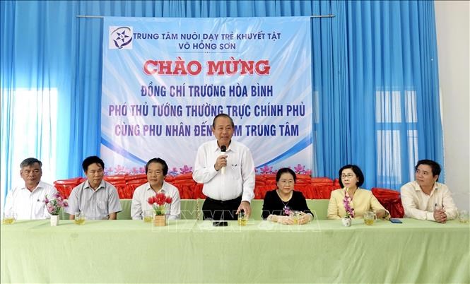 Phó Thủ tướng Thường trực Trương Hòa Bình thăm, tặng quà trẻ khuyết tật - ảnh 2