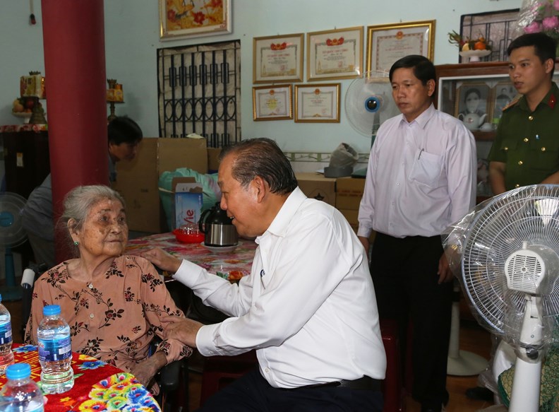 Phó Thủ tướng thăm, tặng quà gia đình chính sách ở Long An - ảnh 1